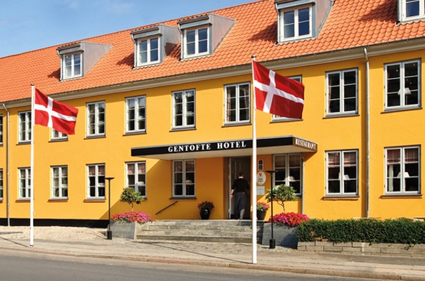 Den charmerende gule facade hos det historiske Gentofte Hotel.